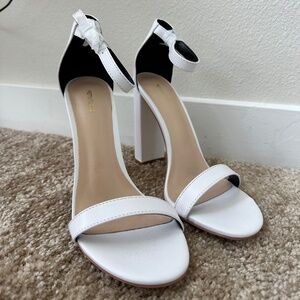 (PrettyLittleThing) White heels